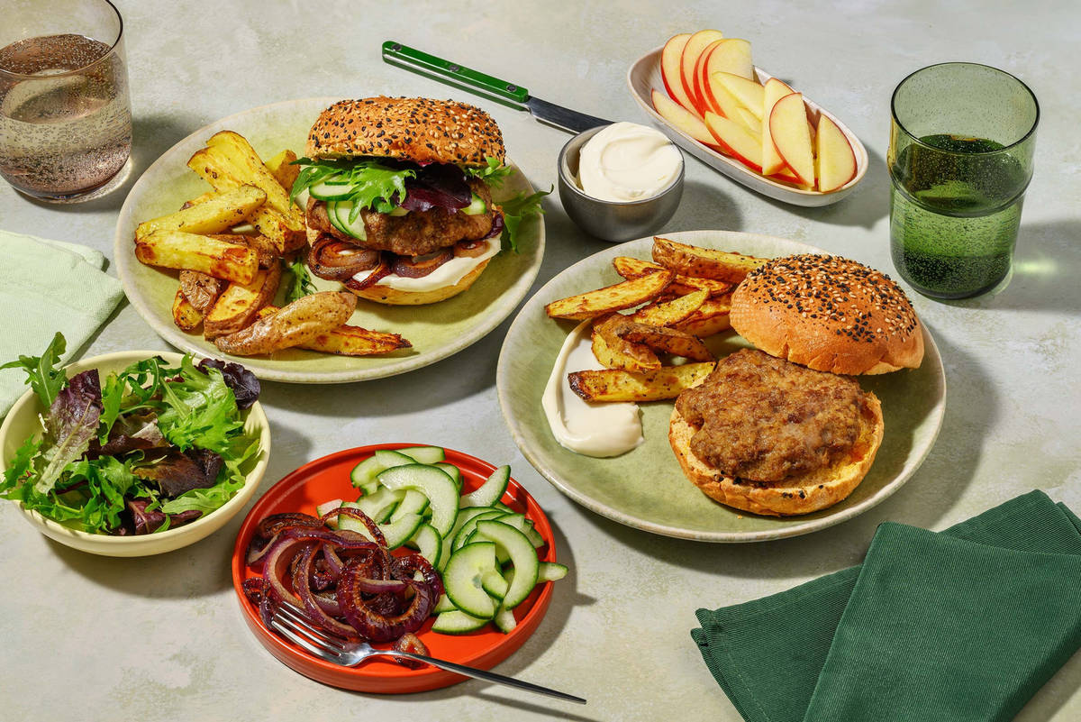 Zelfgemaakte hamburger met frietjes