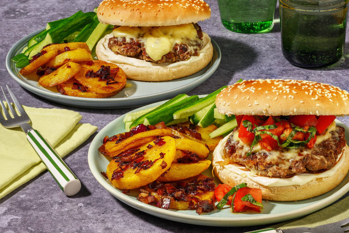 Zelfgemaakte cheeseburger met balsamico-aardappelen en komkommersalade