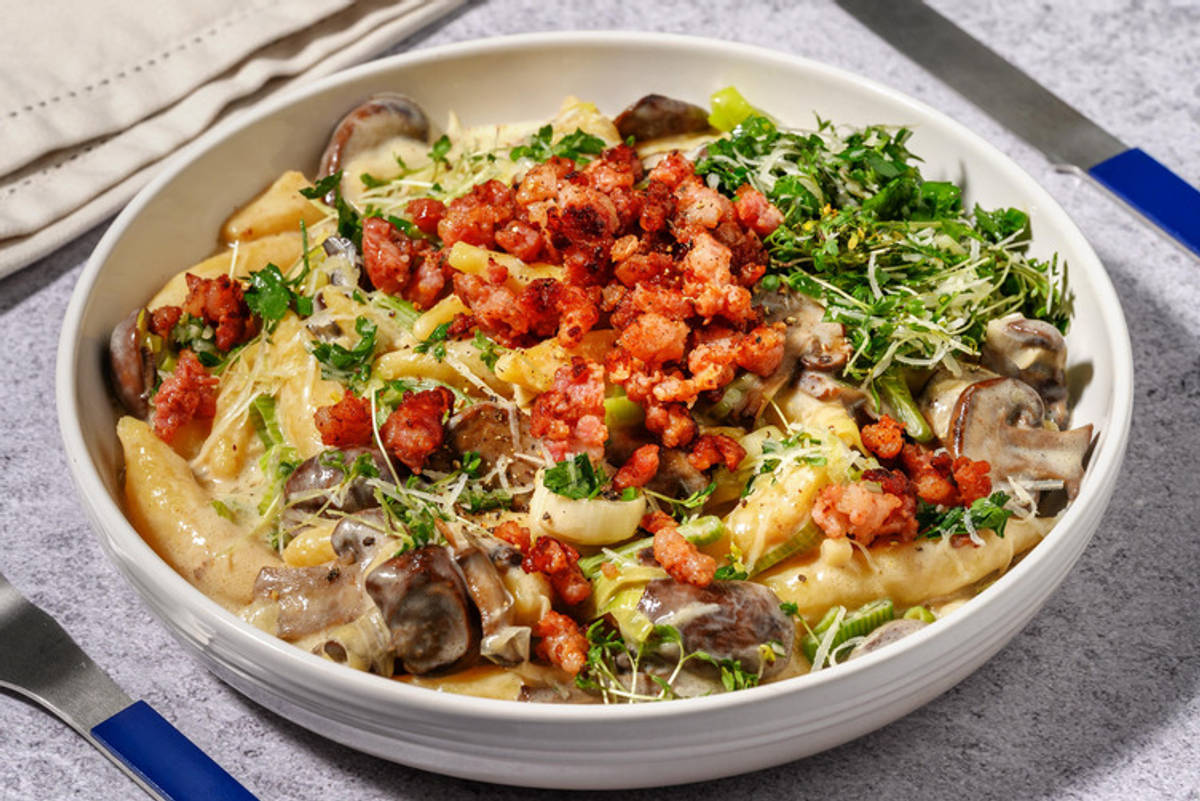 Bacon-Schupfnudelpfanne mit Kräuter-Käse Topping