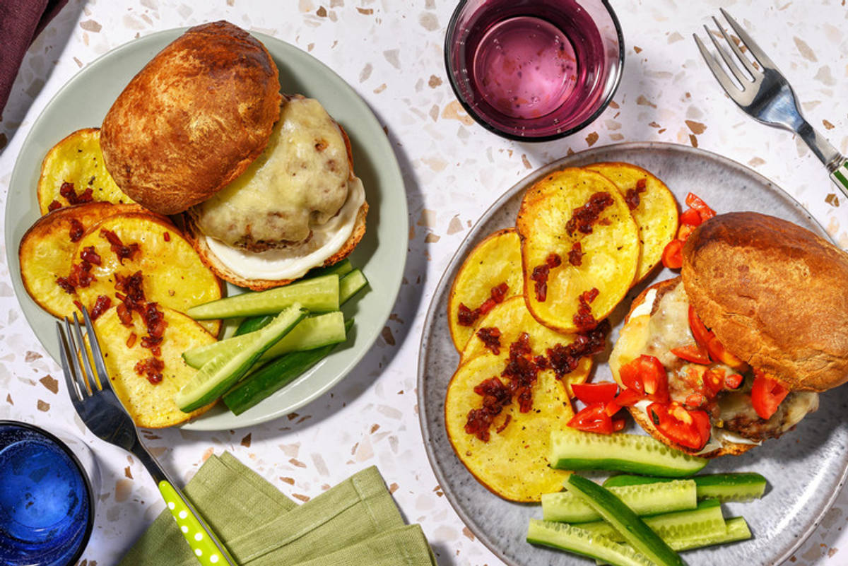 Zelfgemaakte cheeseburger met balsamico-patatjes en komkommersalade