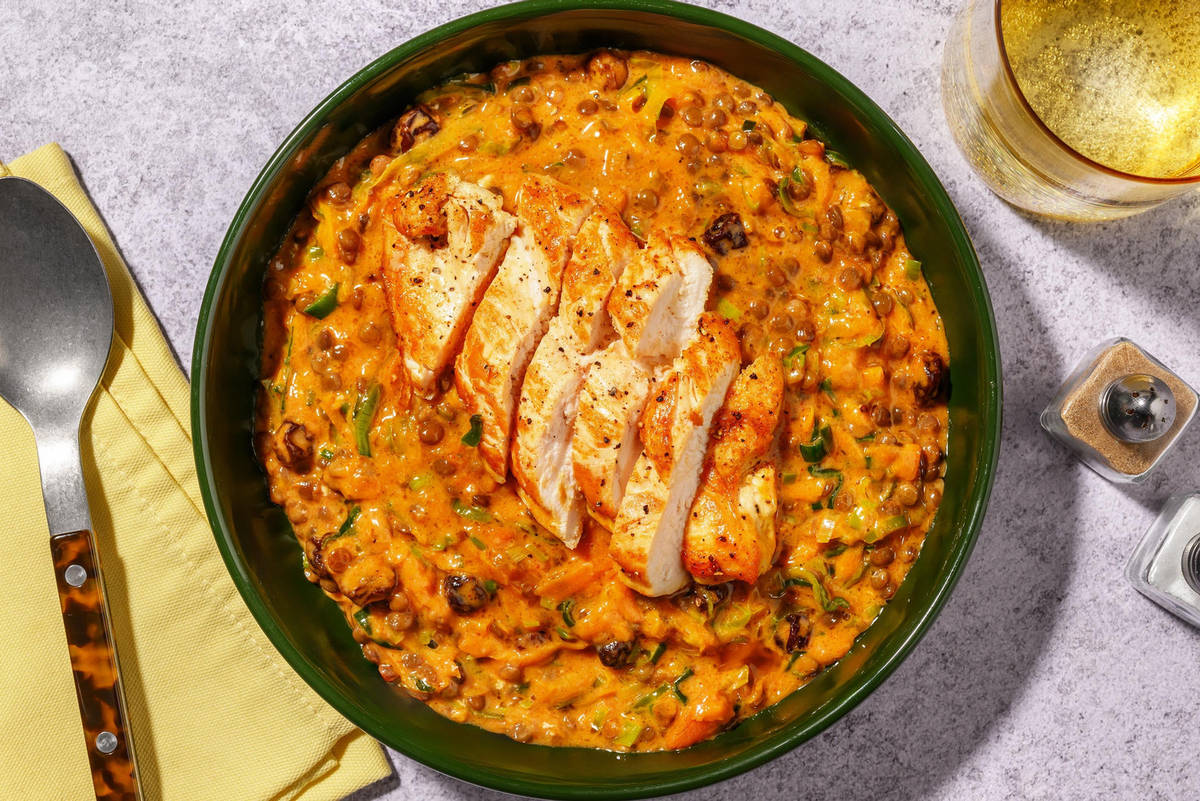 Harissa Bio-Hähnchen auf cremigem Linsengemüse