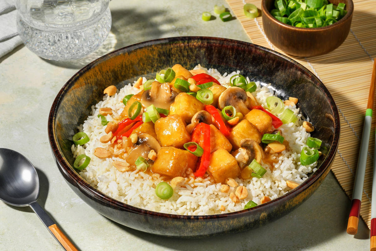Chinesischer Kung Pao Tofu auf Reis