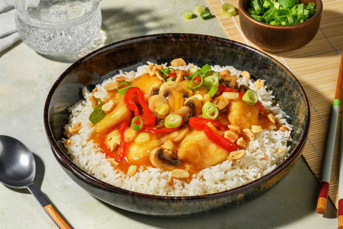 Chinesischer Kung Pao Fisch auf Basmatireis