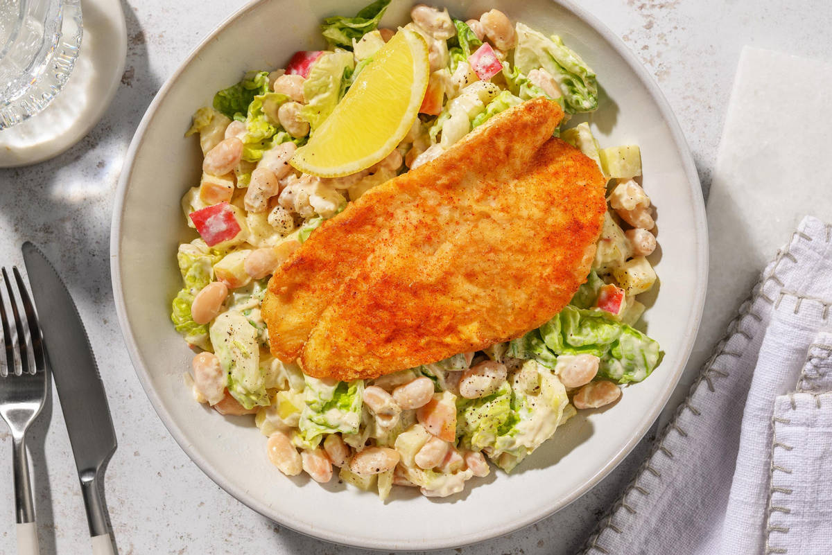 Gebratenes Hähnchenbrustfilet auf Caesar Salad