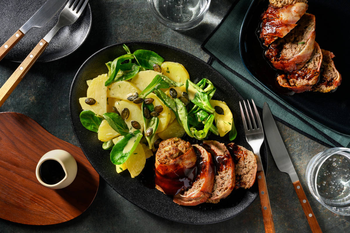 Deftiger Bio-Hackbraten mit Speck