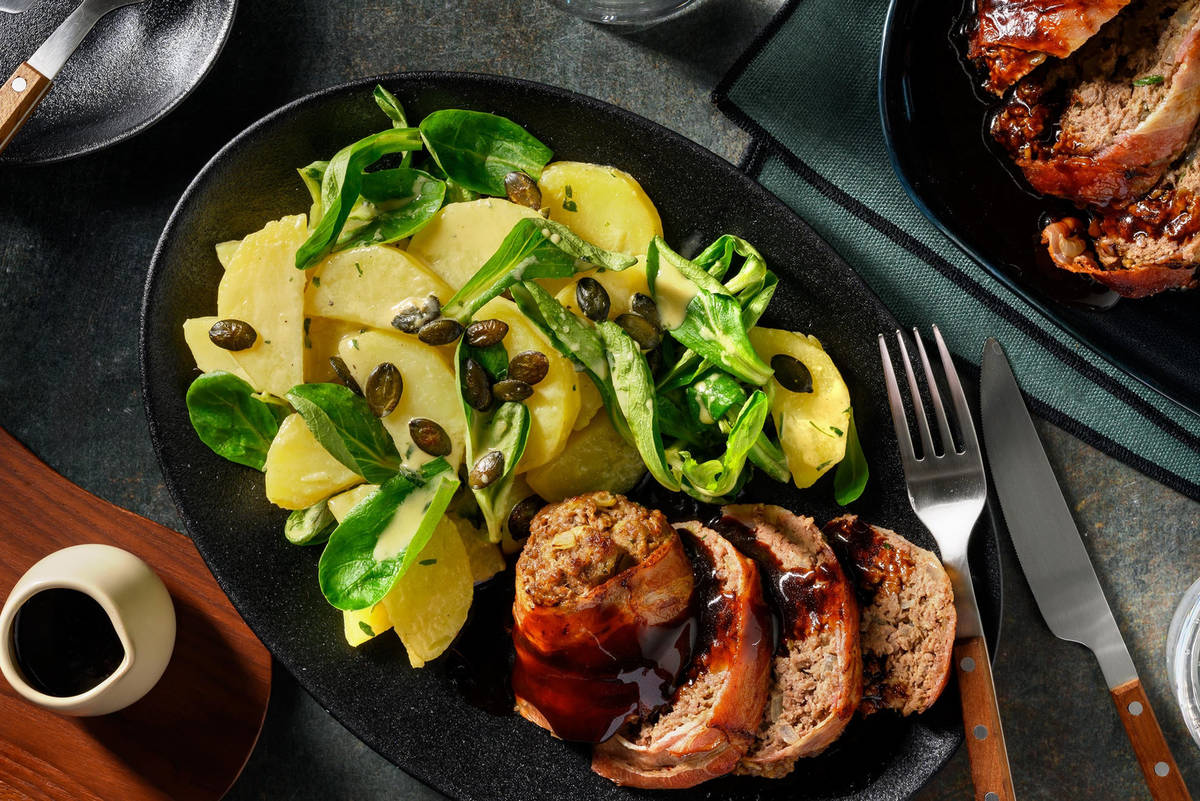 Deftiger Bio-Hackbraten mit Speck