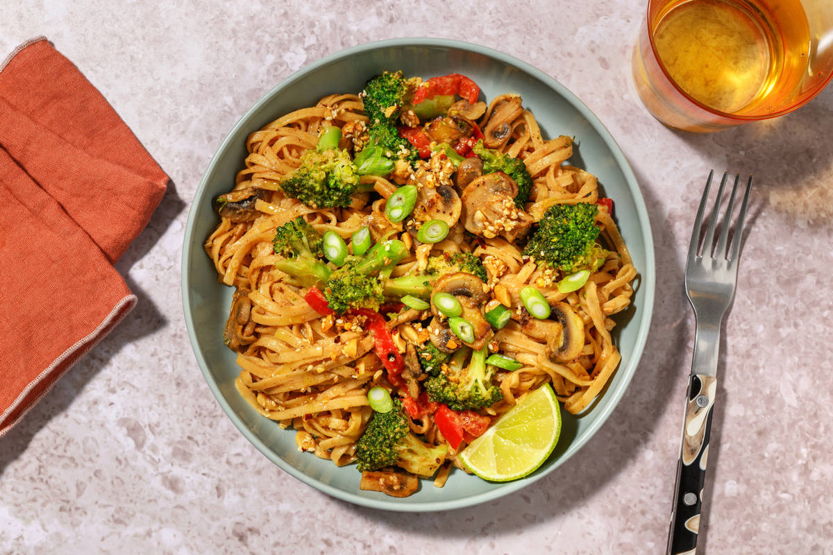 Chilinudeln in Miso-Erdnuss-Soße mit Brokkoli