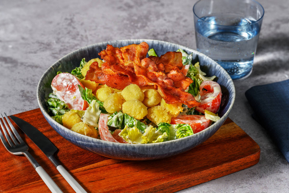 Crispy Gnocchi BLT Salad mit Bacon, Tomaten &  würzigem Dressing 