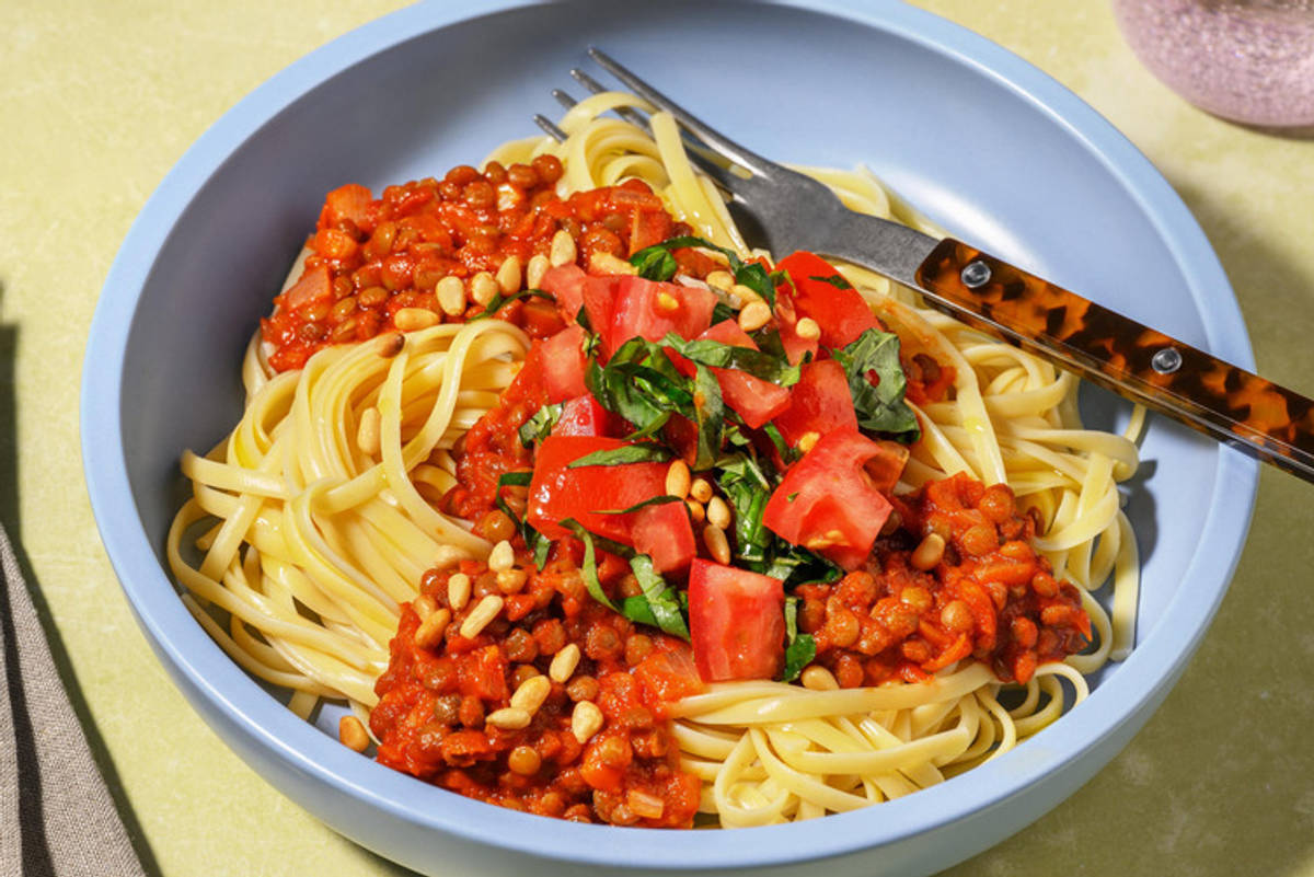 Linsen Bolognese auf frischen Linguine