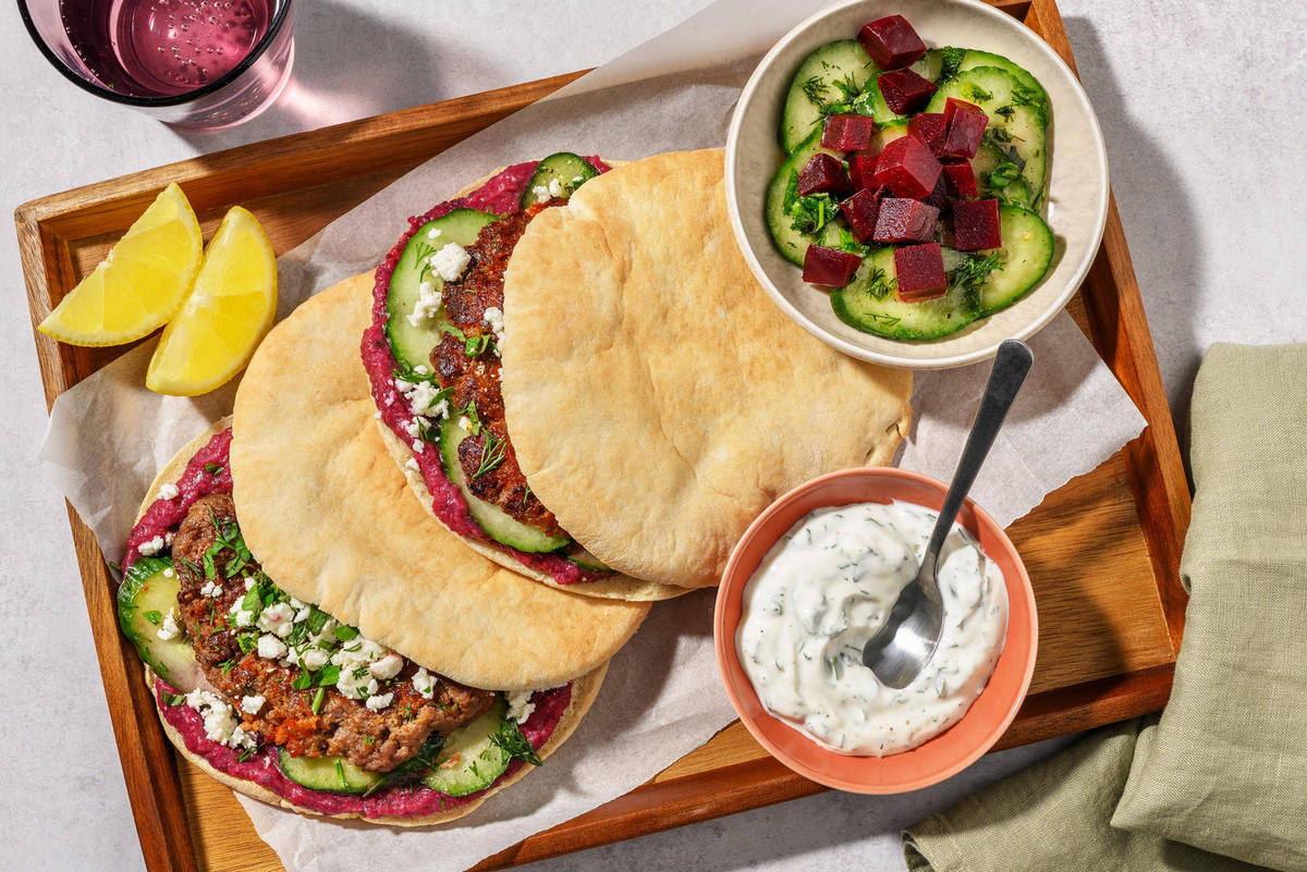 Pikante honingpita's met burger en rodebietenspread 