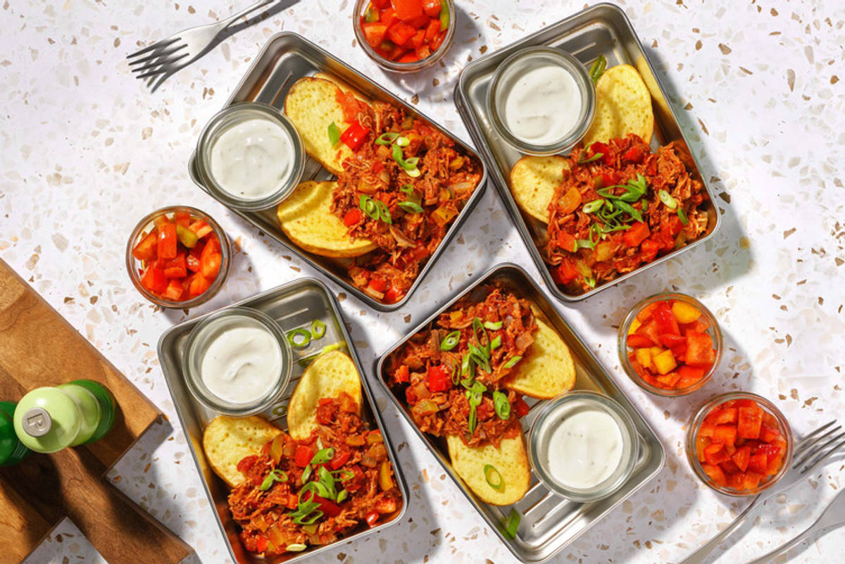 Pulled Pork Chili auf Ofenkartoffeln mit Tomaten-Salsa