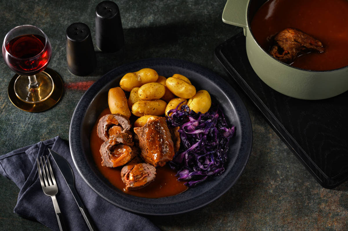 Schmoren -- Rouladen, Salzkartoffeln, Rotkohl