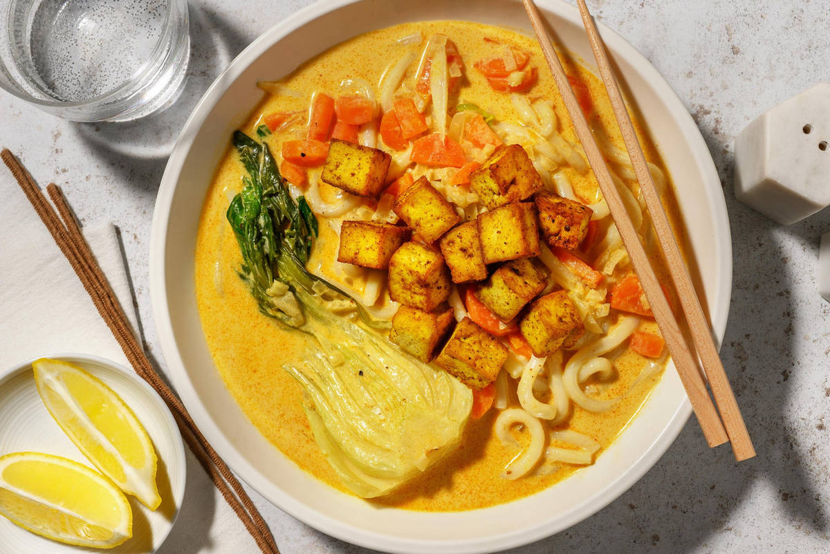 Pikante Laksa-Suppe mit knusprigem Tofu