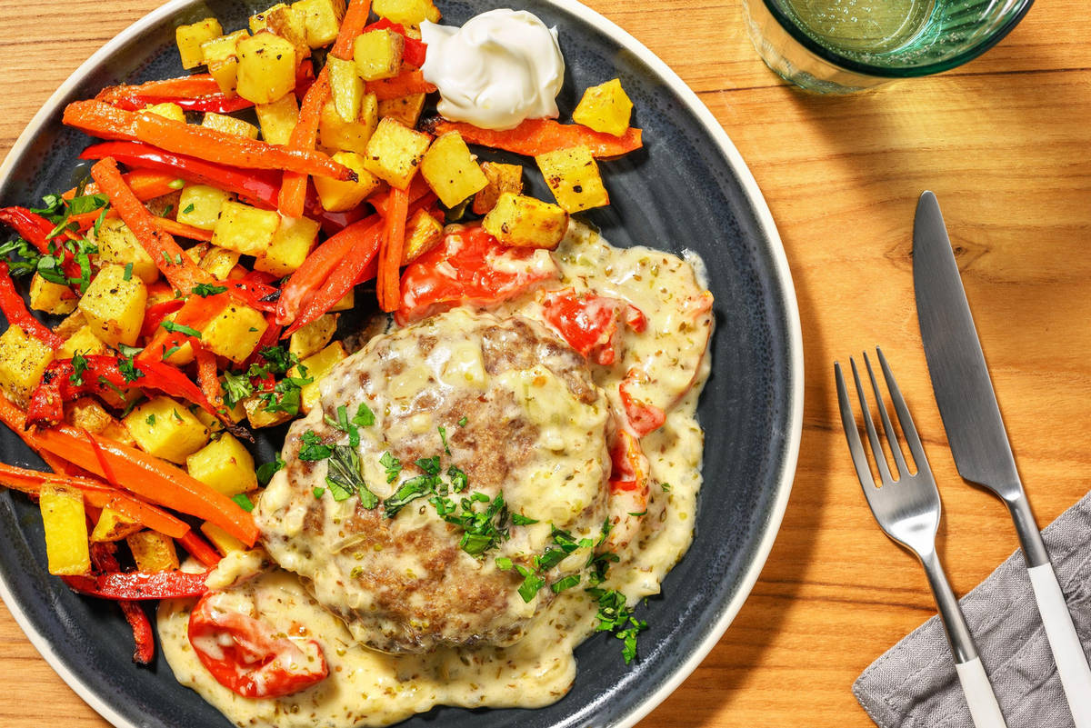 Half-om-half hamburger met tapenade-roomsaus