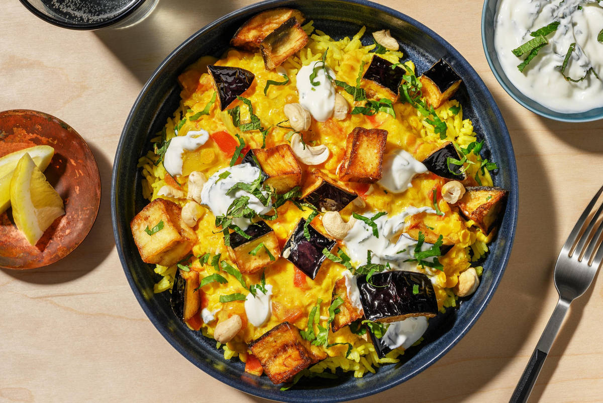 Pikante dahl met geroosterde aubergine en kruidige yogurtsaus