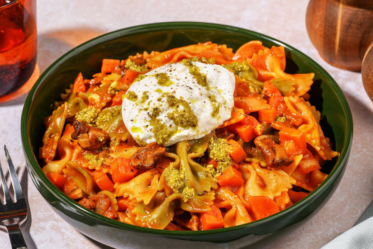 Pasta primavera met burrata en basilicumcrème