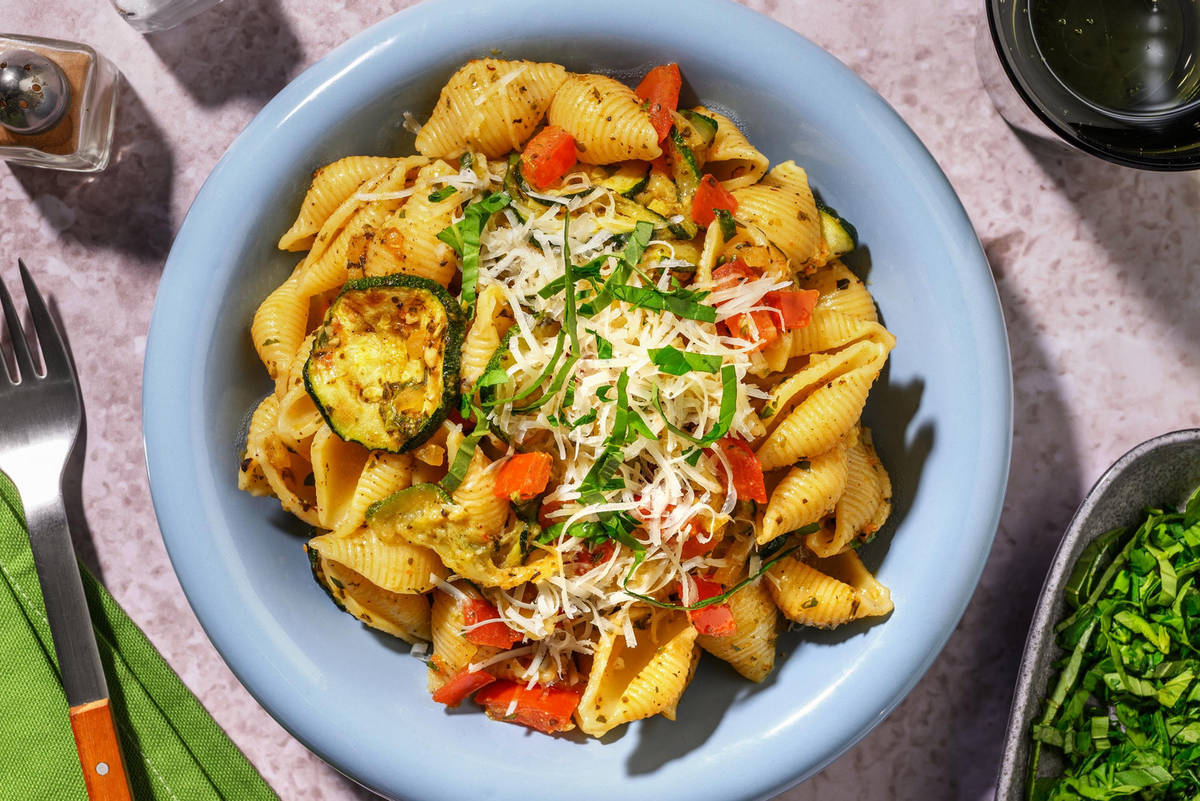 Pasta pesto met Parmigiano Reggiano en courgette
