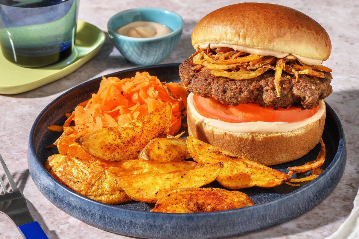 Bio-Rindfleisch Burger vom Weiderind mit Onion Rings & Tomate