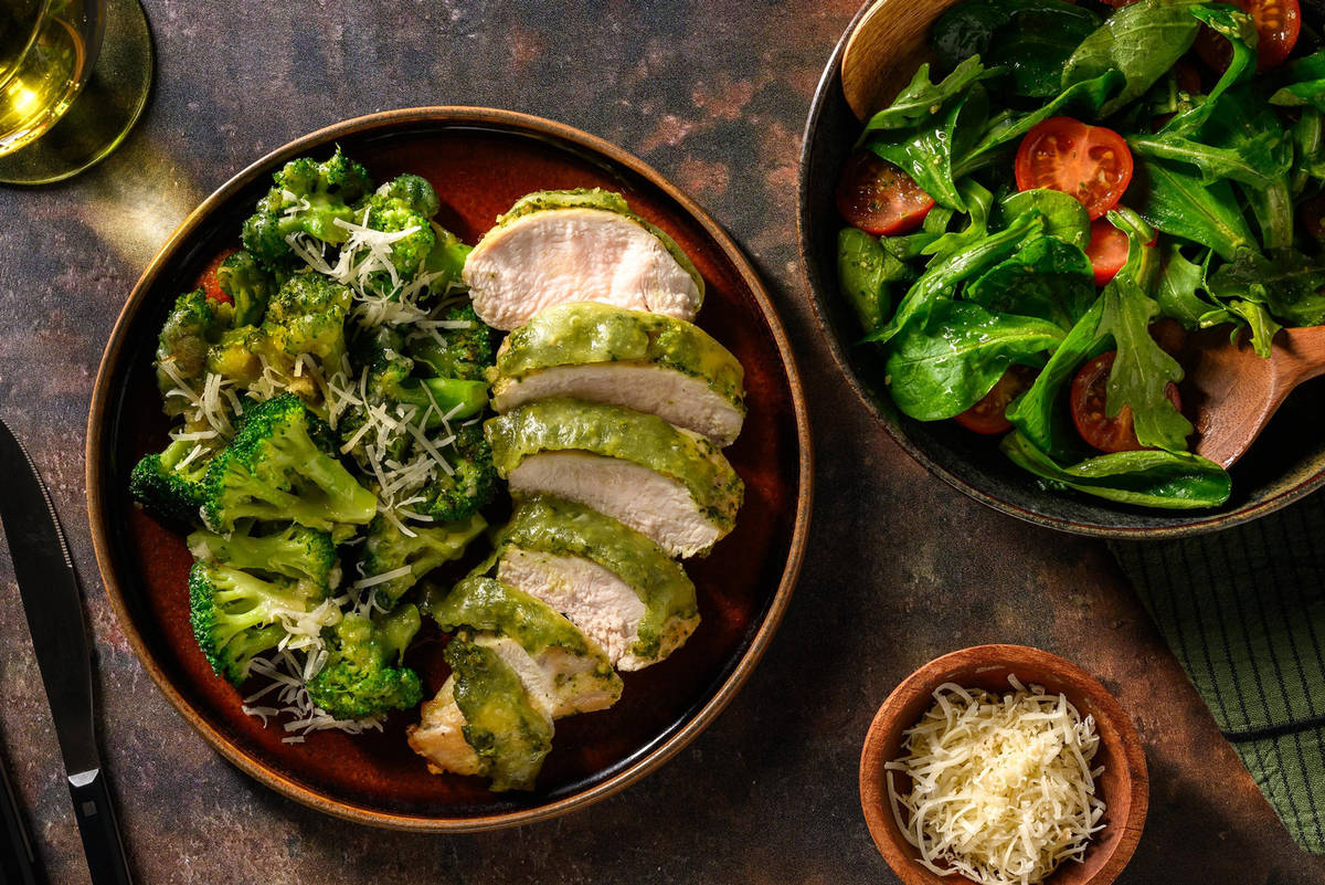 Cheesy kipfilet met pesto en kerstomatensalade
