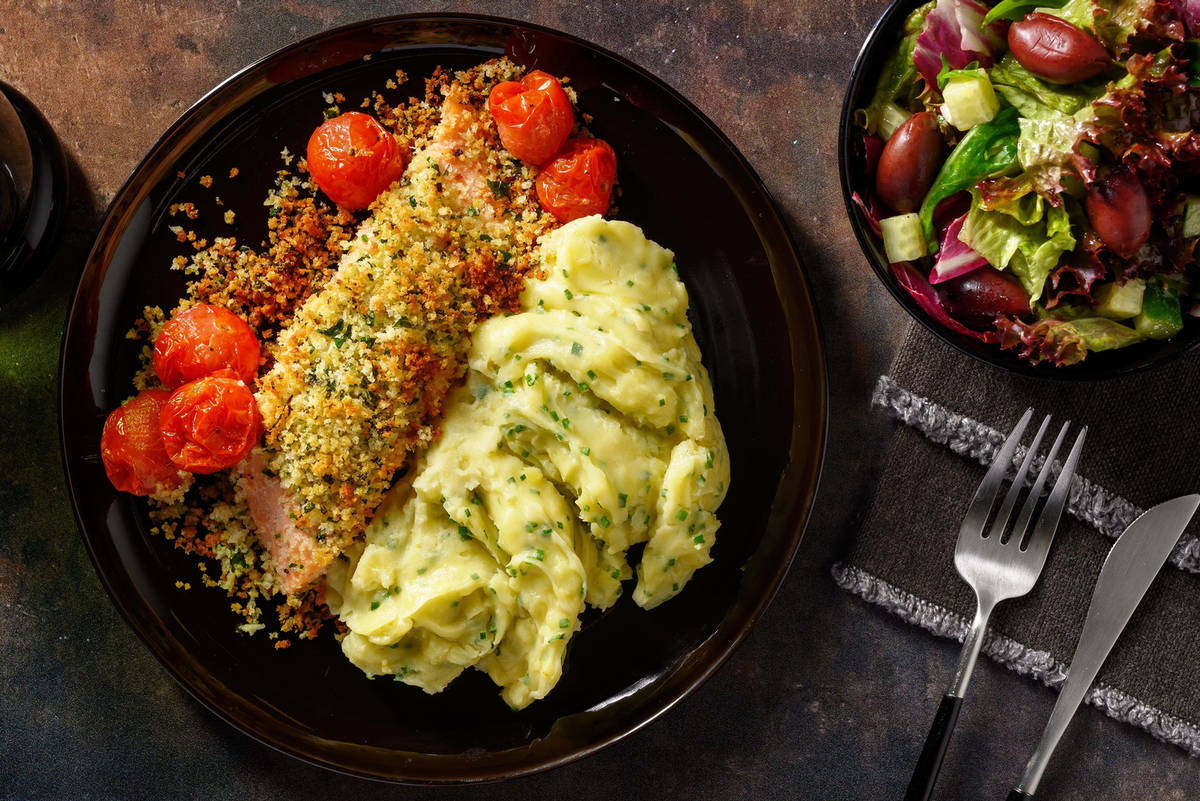 Gepaneerde zalmfilet met bieslook-aardappelpuree