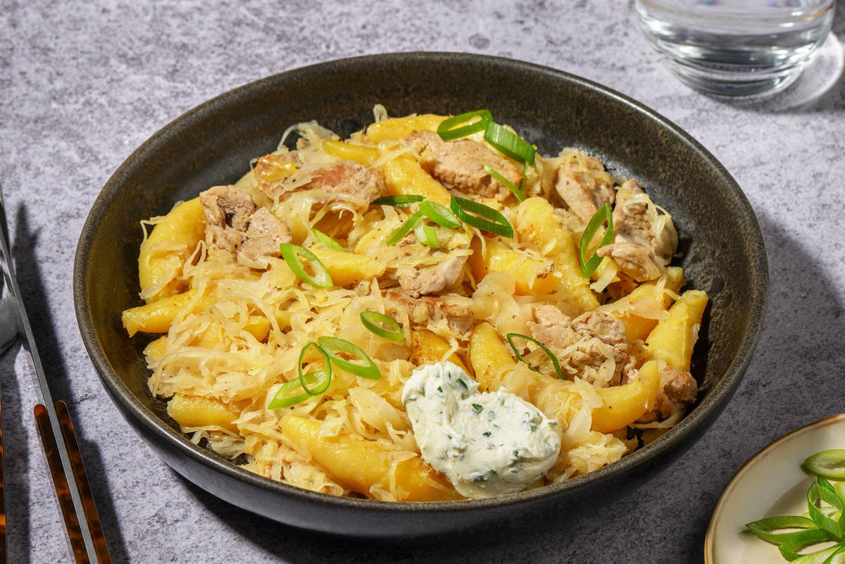 Schupfnudelpfanne mit Bio-Schweinefleisch und Sauerkraut