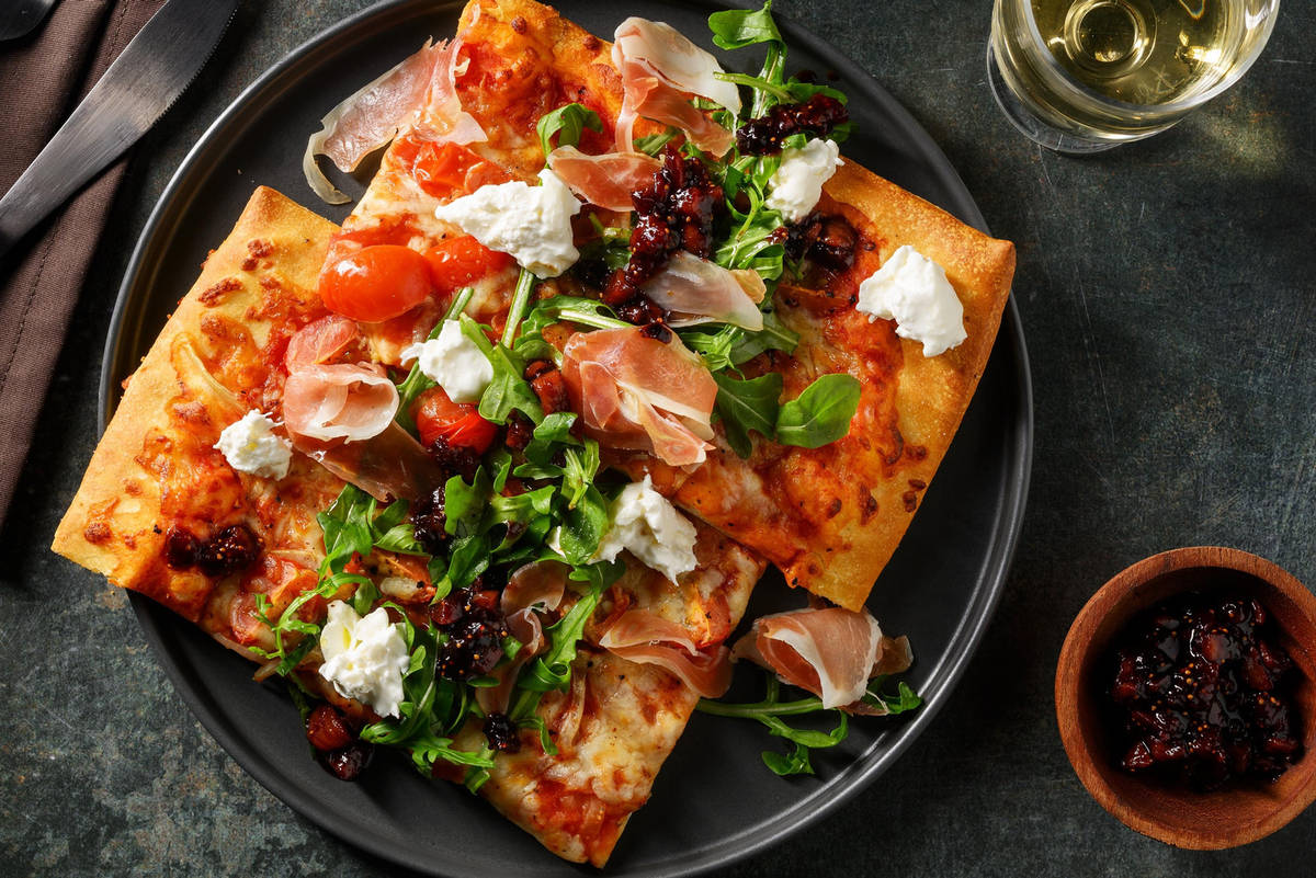 Pizza au jambon serrano, burrata et sauce aux myrtilles