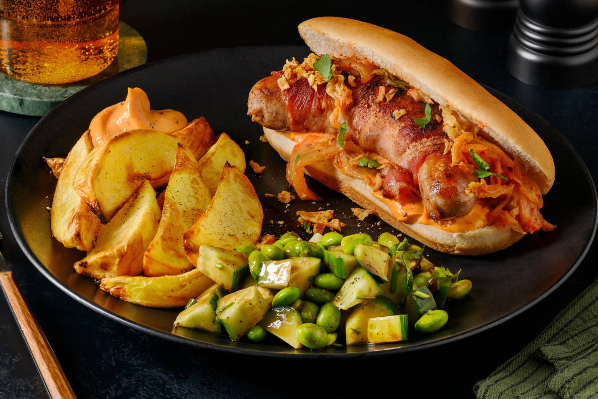 Loaded hotdog met kimchi en ontbijtspek