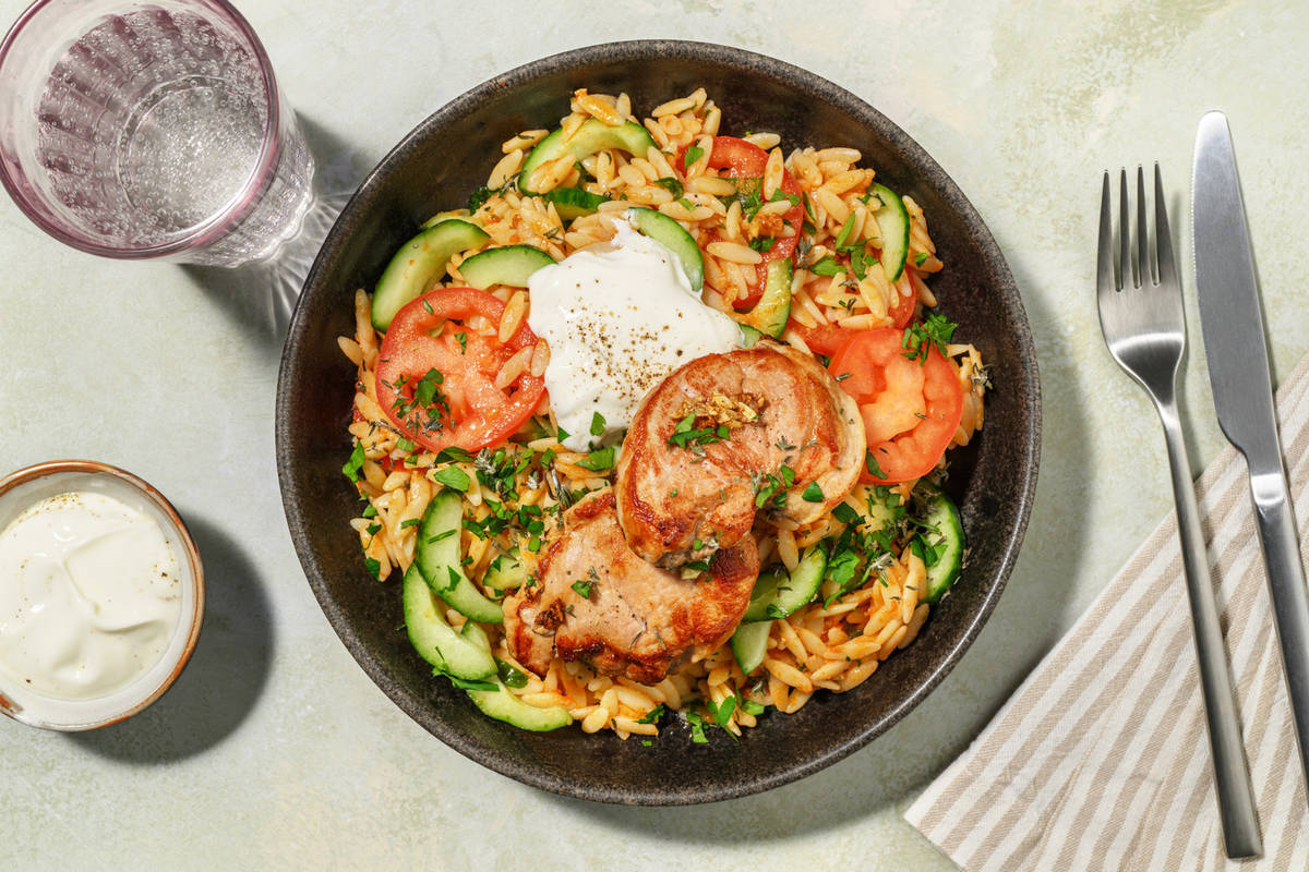 Bio-Schweinefilet in mediterraner Marinade auf Orzo