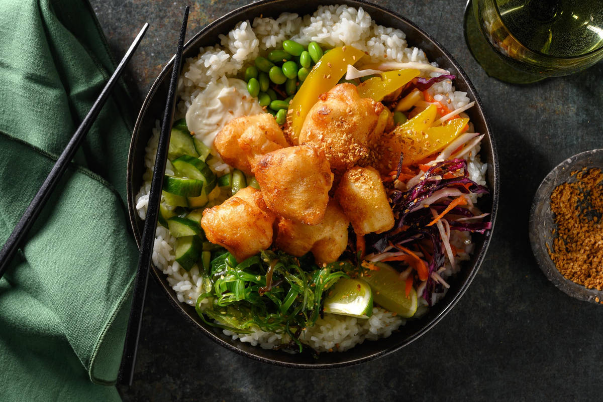 Luxe bowl met kabeljauw-tempura, mango en zeewiersalade