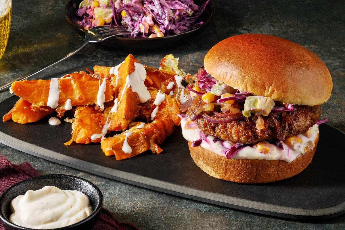 Kalfsburger deluxe met kruidige avocadosalsa en cheesy zoete-aardappelpartjes