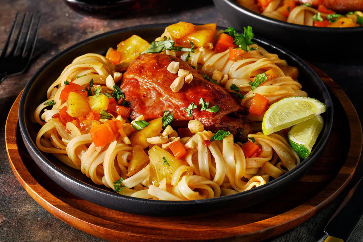 Confit de carnard et sauté de nouilles à l'ananas relevé