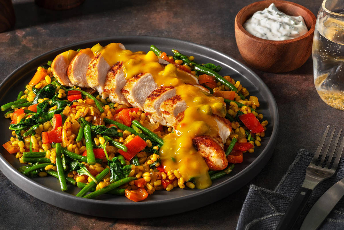 BBQ-kipfilet met piccalilly en peterselie-yoghurtsaus