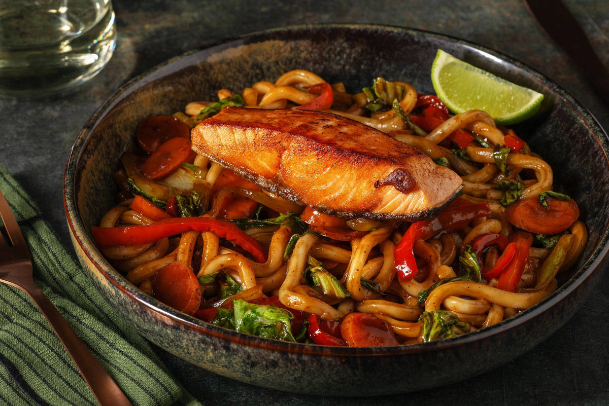Saumon en sauce teriyaki, nouilles udon et citron vert