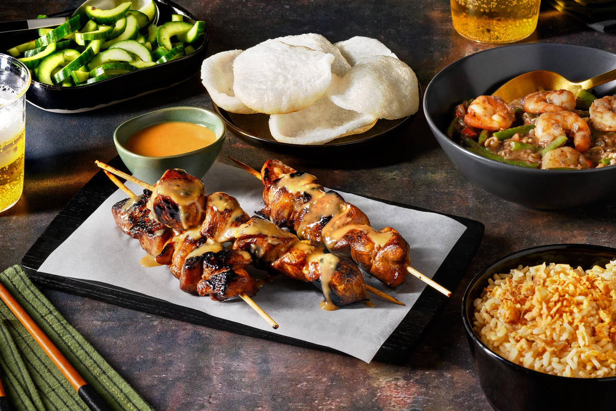 Indonesische stijl kipsaté met pittige garnalen en kroepoek