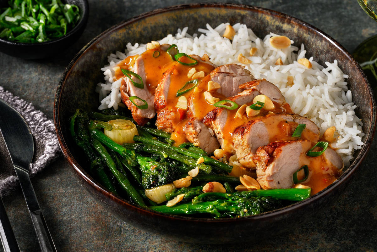 Varkenshaas in pikante pindasaus op z'n Thais