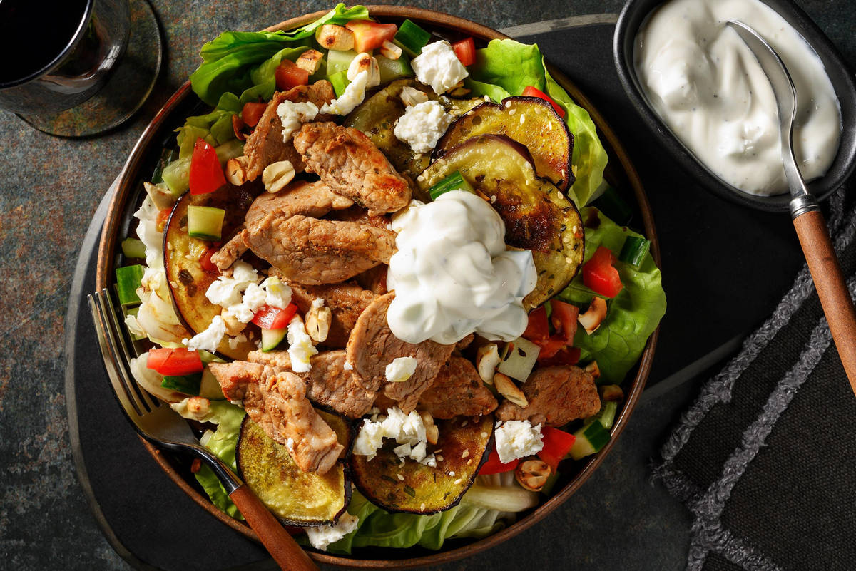 Keto-vriendelijke varkenshaassalade met witte kaas en komkommeryoghurt