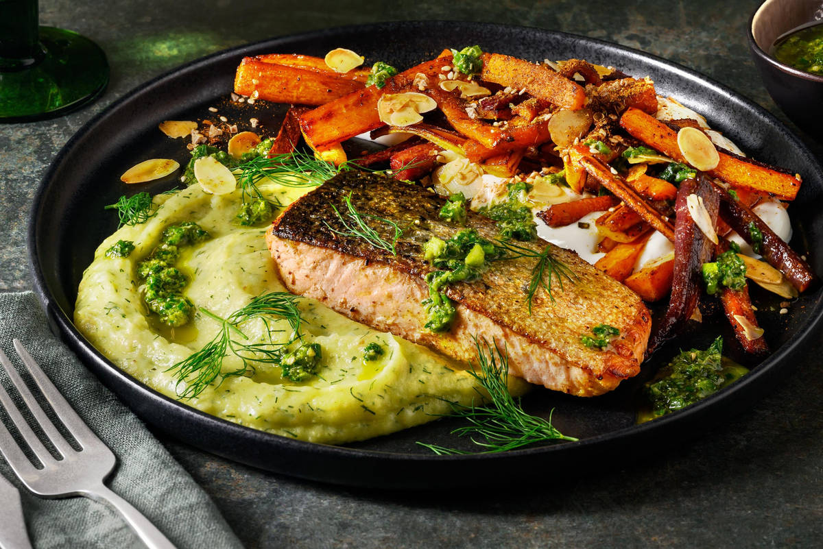 Zalmfilet met zhoug, za'atar, labne en regenboogwortels