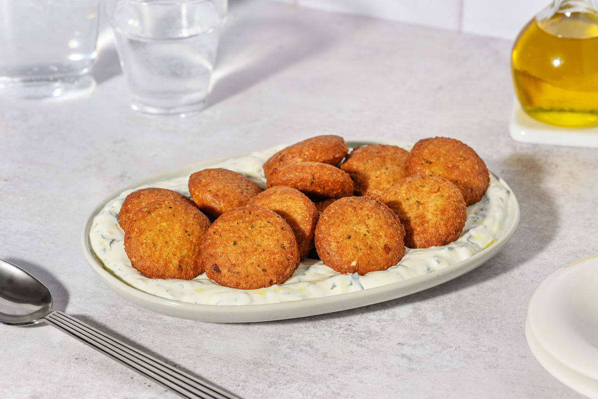 Falafel with yoghurt dip