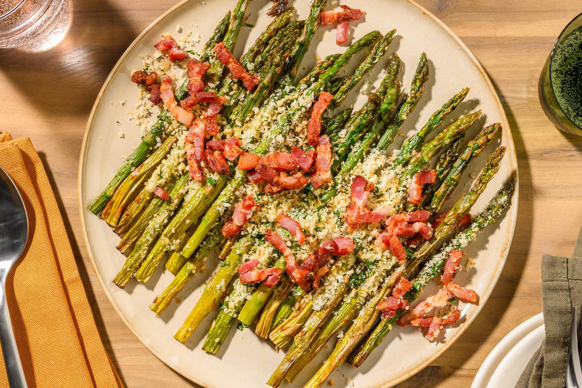 Grønne asparges med sprød bacon-ostetopping 