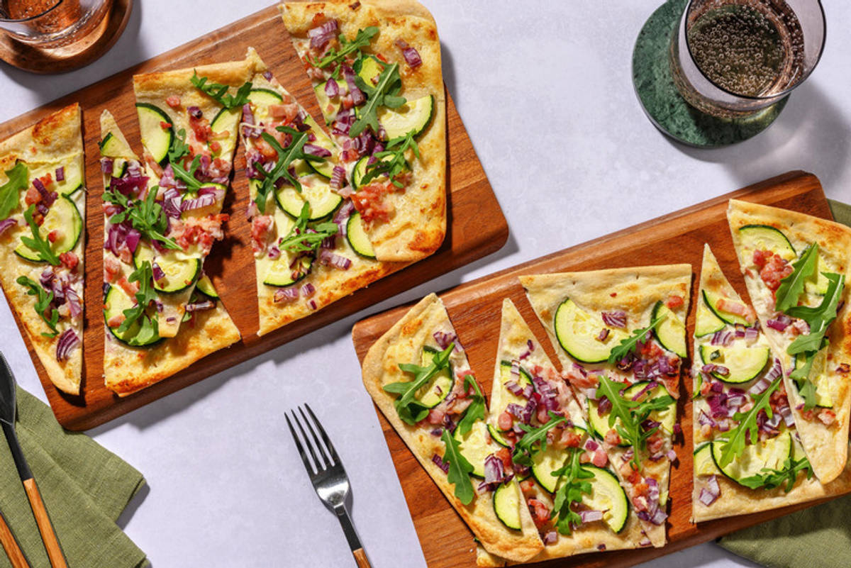 Flammkuchen met spek,  courgette en rode ui 