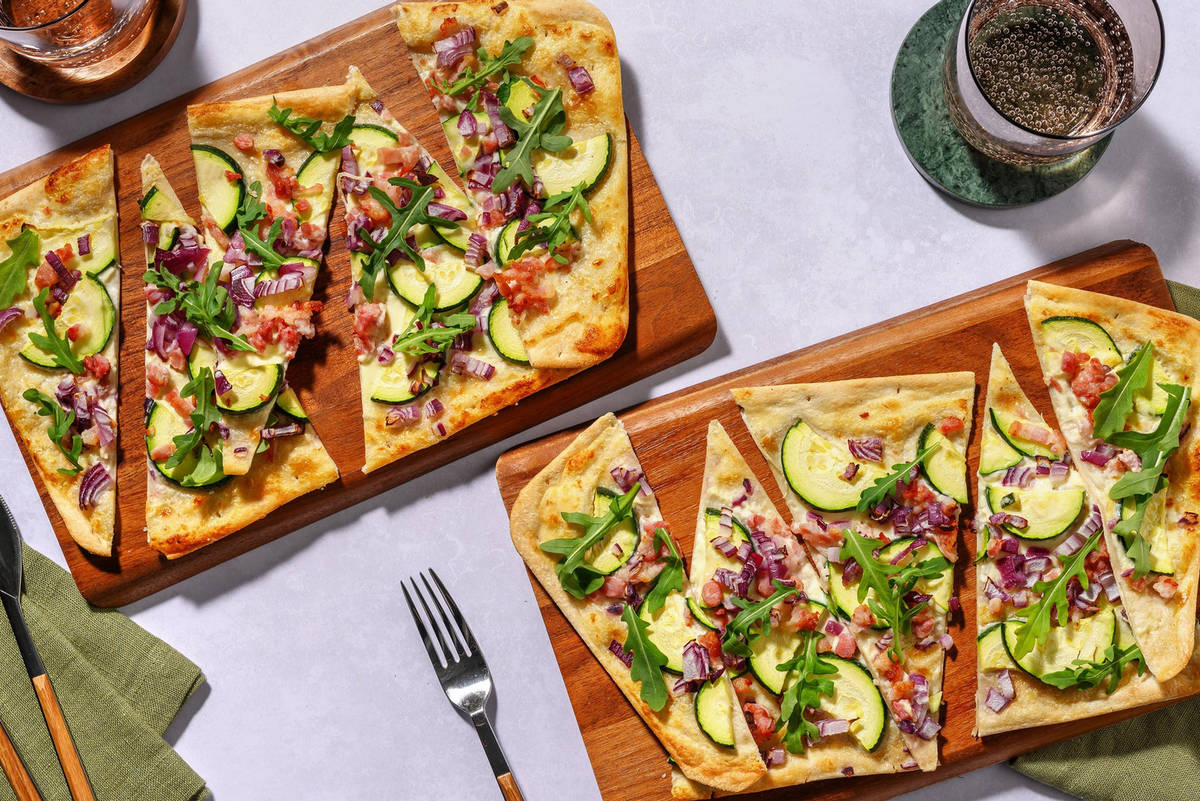 Flammkuchen met spek, rode ui en zure room