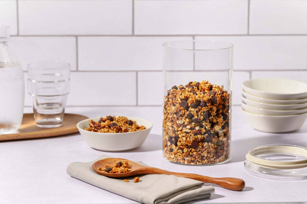 Zelfgemaakte granolamix met pindakaas en chocolade