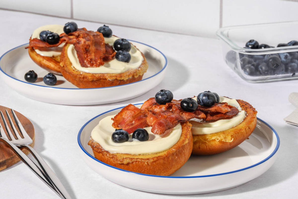 Wentelteefjes met knapperig spek en verse blauwe bessen
