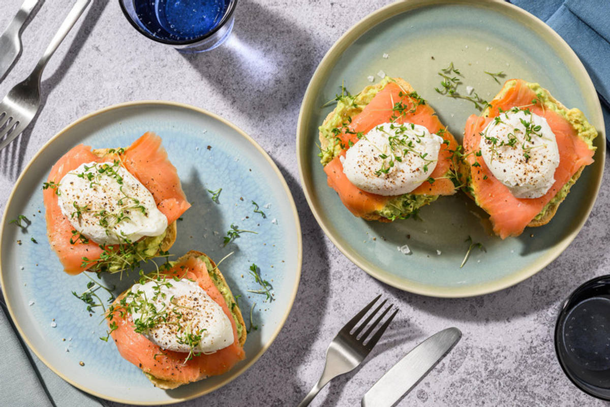 Avocado, gerookte zalm en gepocheerde eieren op toast