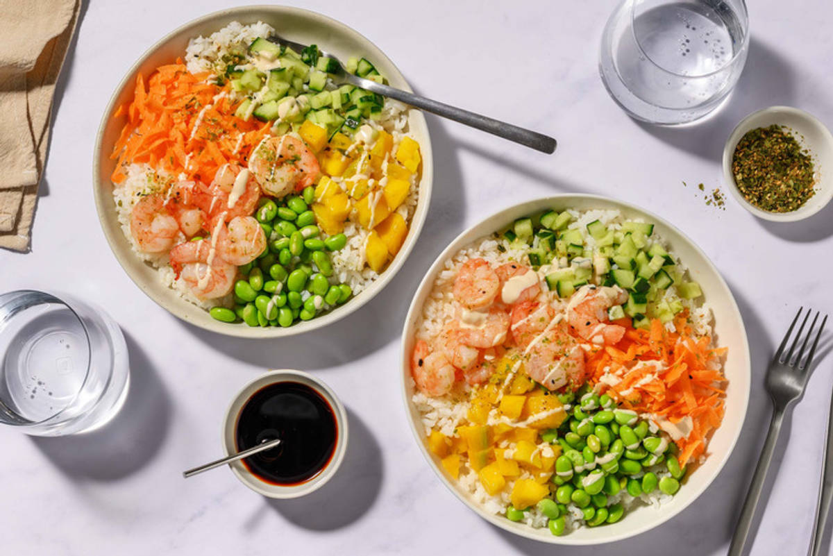 Pokébowl met garnalen, mango en sojabonen