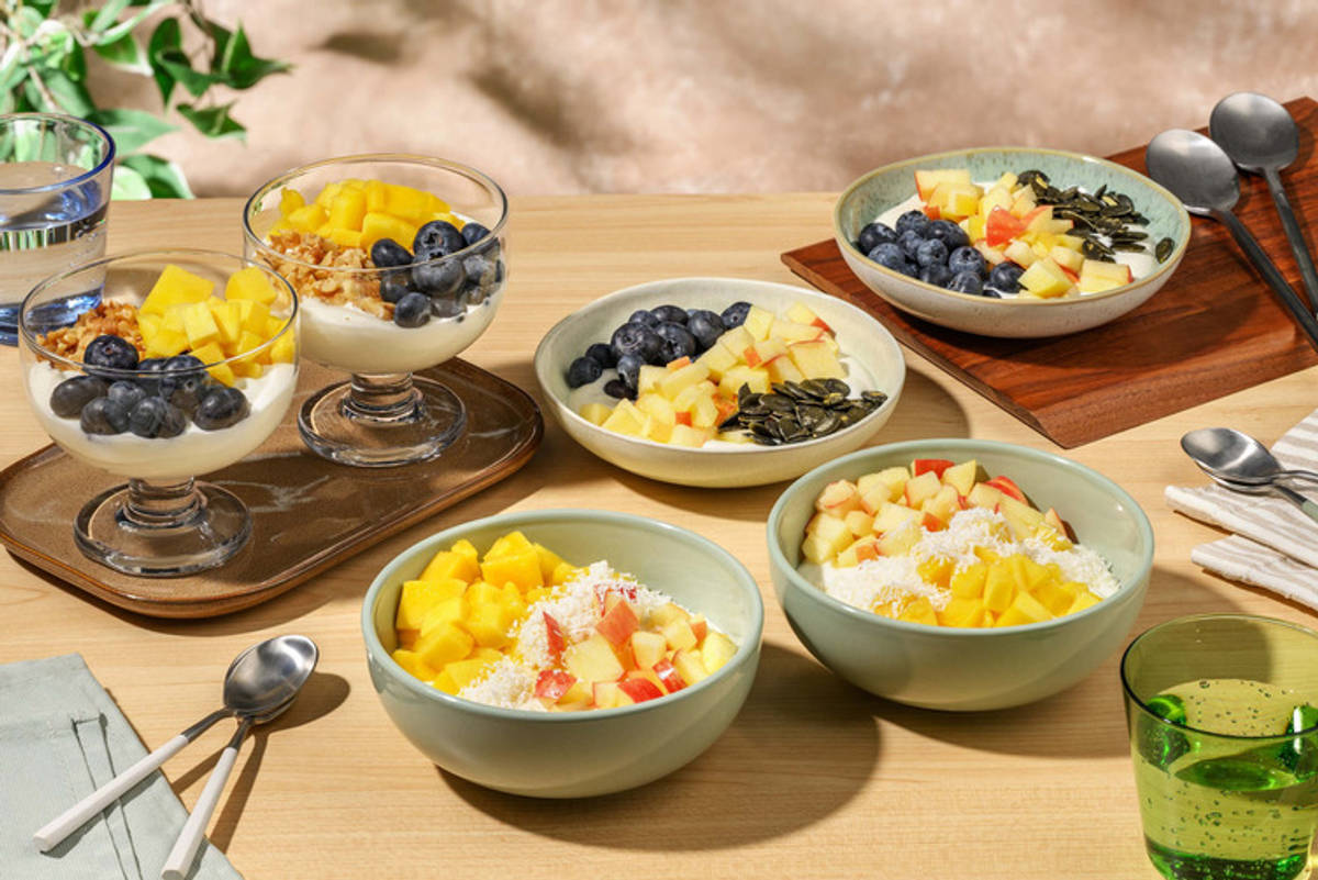 Ontbijtbowls met Griekse yoghurt en vers fruit