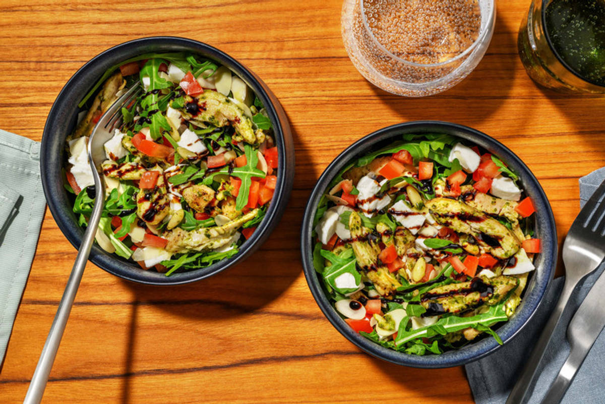 Italiaanse stijl salade met pesto, kip en mozzarella