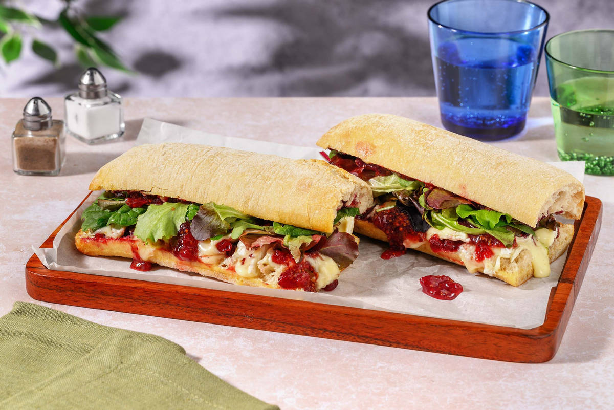 Sandwich mit Camembert und Preiselbeer-Senfsoße