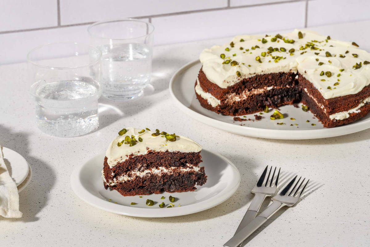 Zweischichtiger Schokoladen-Pistazien-Kuchen