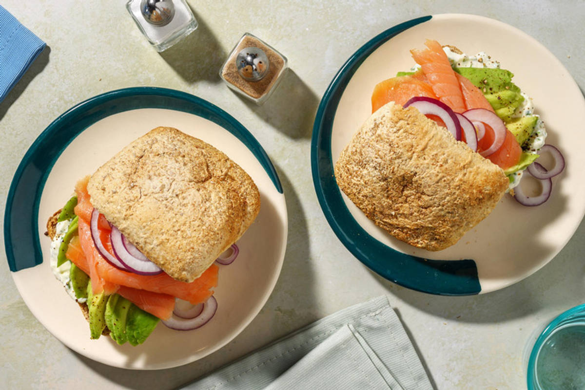 Ciabatta met koudgerookte zalm en avocado